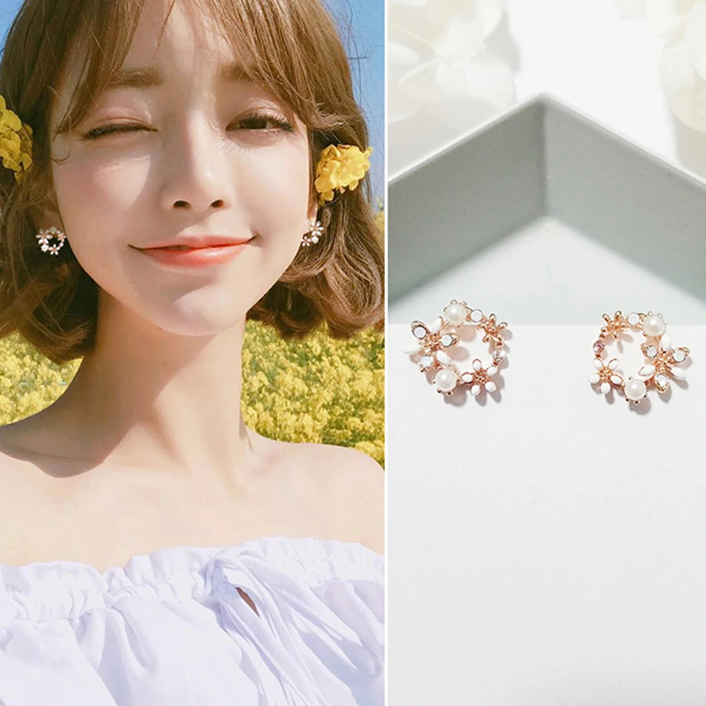 1 Pair Women Fashion Bohemian Vintage Earrings Girl Hollow Flower Rhinestone Earrings Wedding Summer Ear Studs
1 Pair Women Fashion Bohemian Vintage Earrings Girl Hollow Flower Rhinestone Earrings Wedding Summer Ear Studs