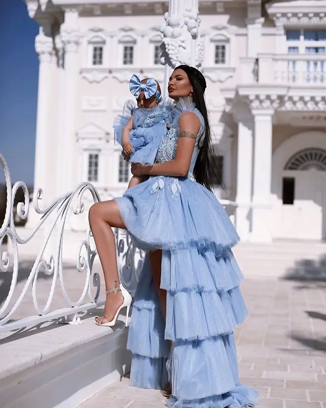 Blue Mother And Daughter Prom Dresses 2019 High Neck Organza High Slit Tiers Modern Saudi Arabic Women Long Evening Party Gowns
Blue Mother And Daughter Prom Dresses 2019 High Neck Organza High Slit Tiers Modern Saudi Arabic Women Long Evening Party Gowns