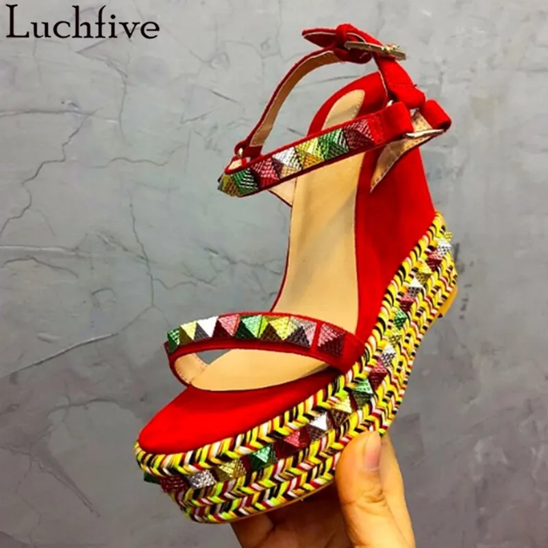 Luchfive Rivets Platform Wedges Sandals Women Runway Summer Party Shoes Colorful Bands Weaves Open Toe Bling Leather High Heels
Luchfive Rivets Platform Wedges Sandals Women Runway Summer Party Shoes Colorful Bands Weaves Open Toe Bling Leather High Heels