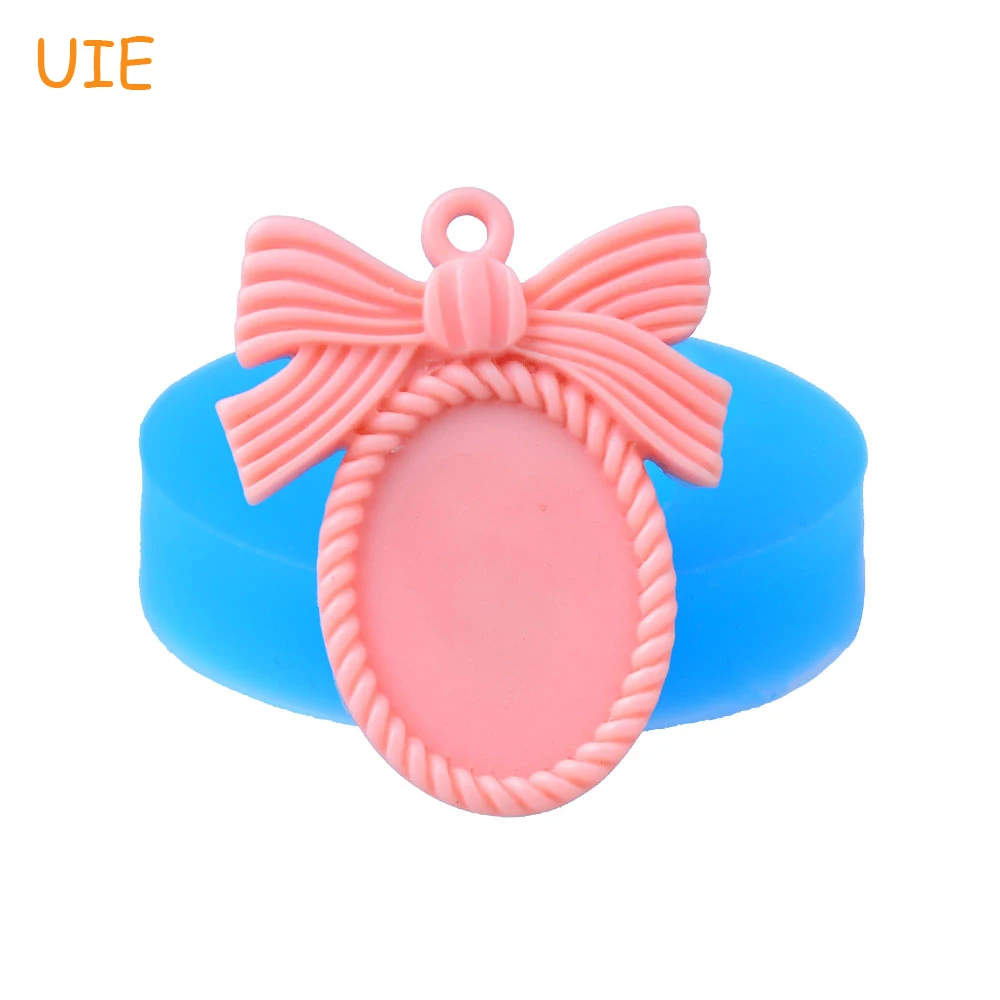 OYL001U 36.1mm Frame with Ribbon Pendant Flexible Silicone Mold - Fondant, Cake Decorating, Scrapbooking, Resin Jewelry Making
OYL001U 36.1mm Frame with Ribbon Pendant Flexible Silicone Mold - Fondant, Cake Decorating, Scrapbooking, Resin Jewelry Making