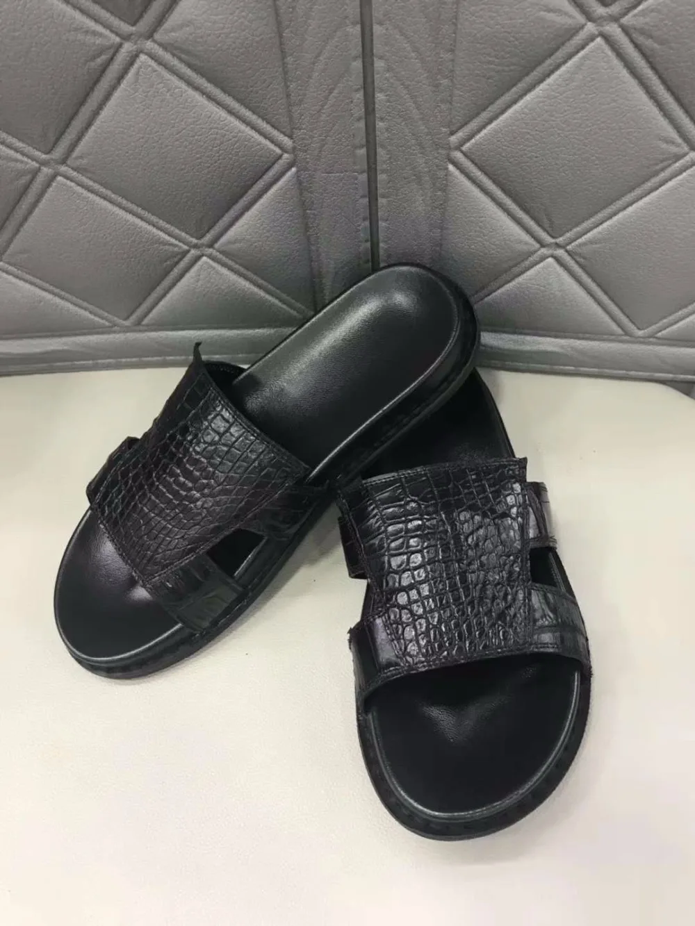 100% Genuine real crocodile belly skin men summer shoe solid thread strong anti-slide base men shoe black color leisure men shoe
100% Genuine real crocodile belly skin men summer shoe solid thread strong anti-slide base men shoe black color leisure men shoe