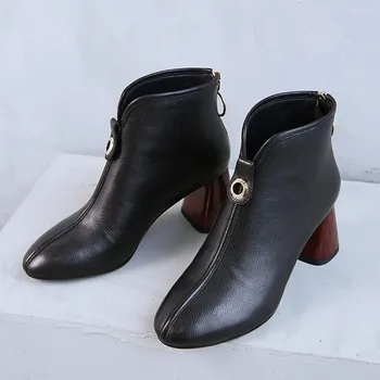 MLJUESE 2019 women ankle boots soft Cow leather Rome style zippers winter short plush high heels women boots female boots
MLJUESE 2019 women ankle boots soft Cow leather Rome style zippers winter short plush high heels women boots female boots