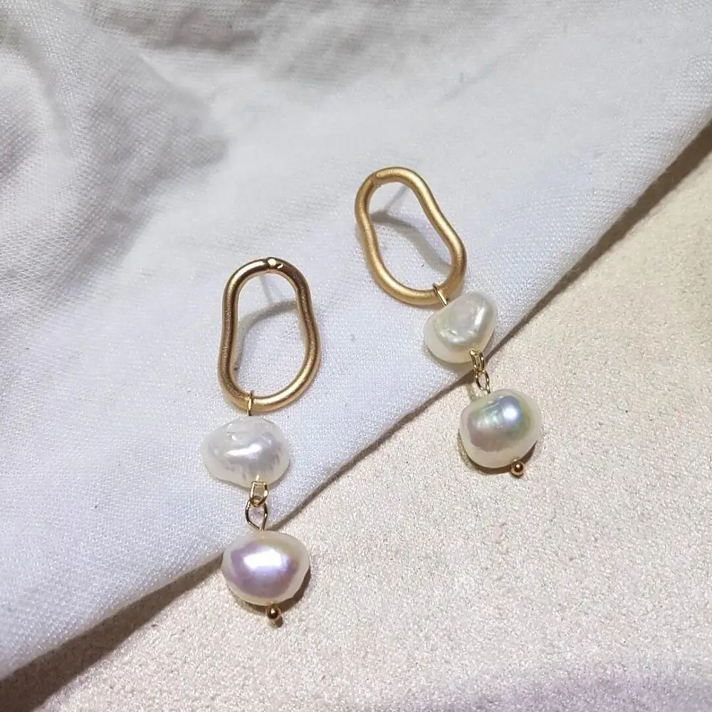 HZ 2019 Korea Unique Vintage Gold Matte Metal Irregular Twisted Geometric Oval Freshwater Pearl Long Dangle Earrings for Women
HZ 2019 Korea Unique Vintage Gold Matte Metal Irregular Twisted Geometric Oval Freshwater Pearl Long Dangle Earrings for Women