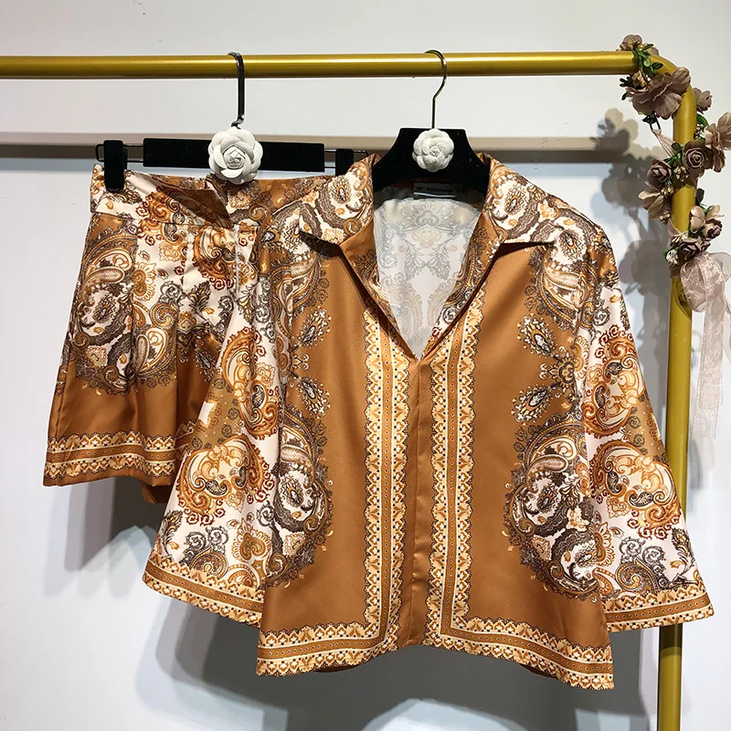 2019 summer French retro girl print carefully machine V-neck shirt + high waist wide leg shorts two-piece suit female tide
2019 summer French retro girl print carefully machine V-neck shirt + high waist wide leg shorts two-piece suit female tide