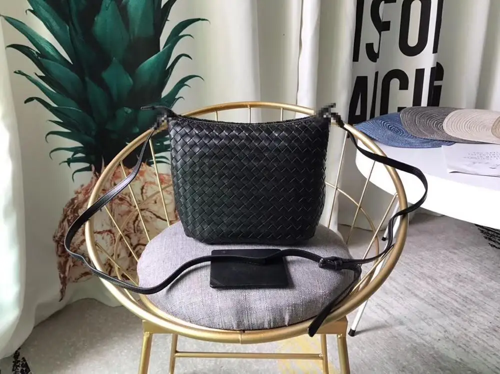 2019 Genuine leather High-quality Small square bag Woman The single shoulder bag Internal and external dermis Woven bag
2019 Genuine leather High-quality Small square bag Woman The single shoulder bag Internal and external dermis Woven bag