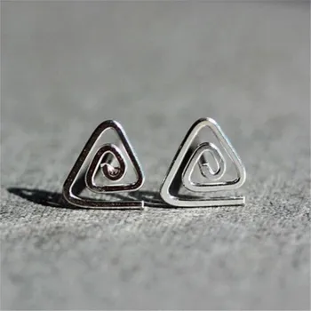 LULU-PIG 925 silver ear stud is a classic and stylish triangular spiral ear stud for allergy prevention E0155
LULU-PIG 925 silver ear stud is a classic and stylish triangular spiral ear stud for allergy prevention E0155