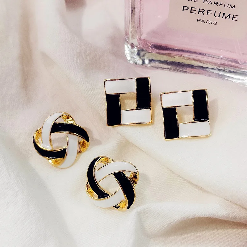 Hot Sale Earrings Fashion Jewelry Korean Bijoux Earrings Square Black And White Cross Stud Earrings For Women Brincos Oorbellen
Hot Sale Earrings Fashion Jewelry Korean Bijoux Earrings Square Black And White Cross Stud Earrings For Women Brincos Oorbellen