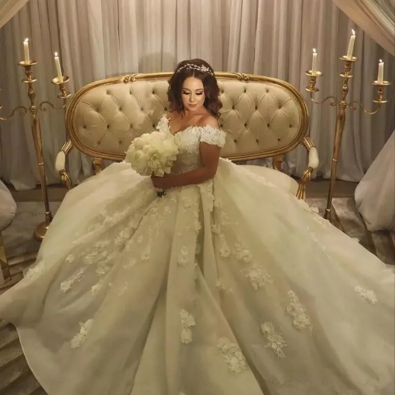 2019 Plus Size Ball Gown wedding Dress 3D Flower Applique Off Shoulder Puffy Wedding gown Charming royal Train Bridal Dress
2019 Plus Size Ball Gown wedding Dress 3D Flower Applique Off Shoulder Puffy Wedding gown Charming royal Train Bridal Dress