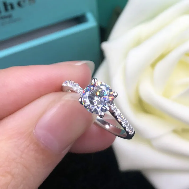 1ct Carat AAAAA High Quality NSCD Stone Rings for Women Marriage S925 Sterling Silver Wedding Rings White Gold Color Jewelry
1ct Carat AAAAA High Quality NSCD Stone Rings for Women Marriage S925 Sterling Silver Wedding Rings White Gold Color Jewelry
