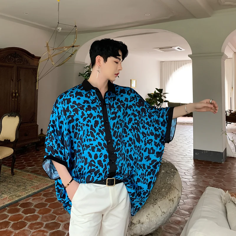Men Oversize Short Bat Sleeve Loose Casual Leopard Shirts Male Women High Street Fashion Hip Hop Shirt Party Stage Clothing
Men Oversize Short Bat Sleeve Loose Casual Leopard Shirts Male Women High Street Fashion Hip Hop Shirt Party Stage Clothing