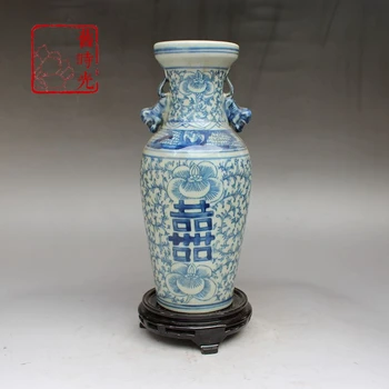 Hand-painted blue-and-white twisted twig pattern double-eared and double-happy vase of antique porcelain
Hand-painted blue-and-white twisted twig pattern double-eared and double-happy vase of antique porcelain