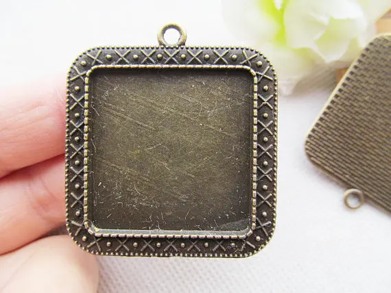 20pcs Antique Bronze Filigree X Border Square Base Setting Tray Bezel Pendant Charm/Finding,fit 30mm Square Cabochon/Cameo
20pcs Antique Bronze Filigree X Border Square Base Setting Tray Bezel Pendant Charm/Finding,fit 30mm Square Cabochon/Cameo