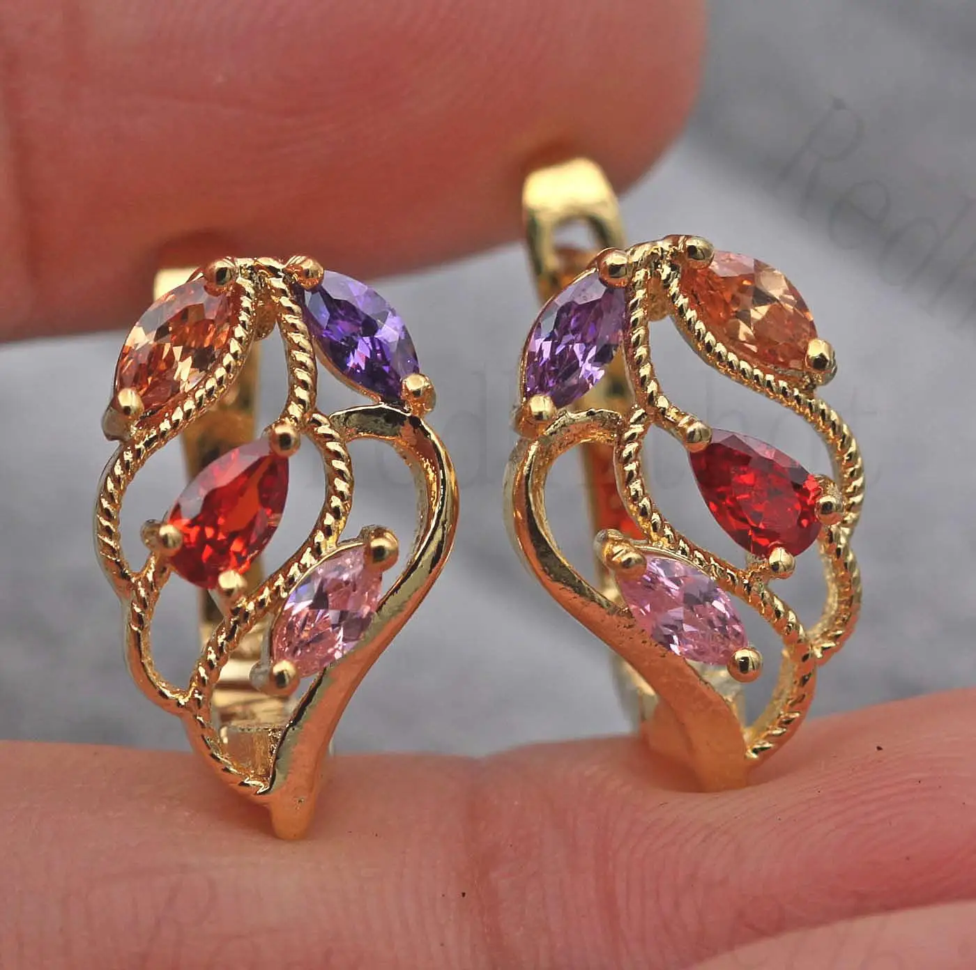 Hot New Hoop Earrings for Women Gold Color Earring With Hollow Leaf Shape Rainbow Zircon Jewelry Cocktail Women Earrings Trendy
Hot New Hoop Earrings for Women Gold Color Earring With Hollow Leaf Shape Rainbow Zircon Jewelry Cocktail Women Earrings Trendy