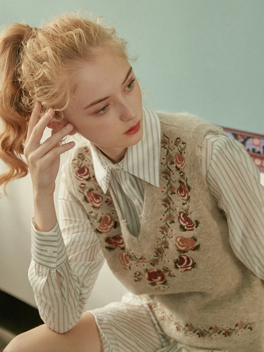 LYNETTE'S CHINOISERIE Spring Autumn Women Vintage Flower Embroidery Knitted Vest Pullover Sweaters
LYNETTE'S CHINOISERIE Spring Autumn Women Vintage Flower Embroidery Knitted Vest Pullover Sweaters