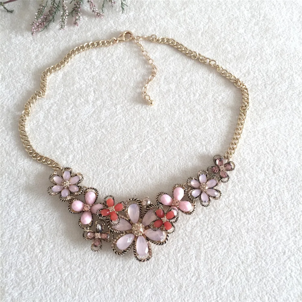 TRENDY WOMEN GIRL NECKLACE ANTIQUE GOLD COLOR PLATING FLOWER SHAPE PENDANT NECKLACE
TRENDY WOMEN GIRL NECKLACE ANTIQUE GOLD COLOR PLATING FLOWER SHAPE PENDANT NECKLACE