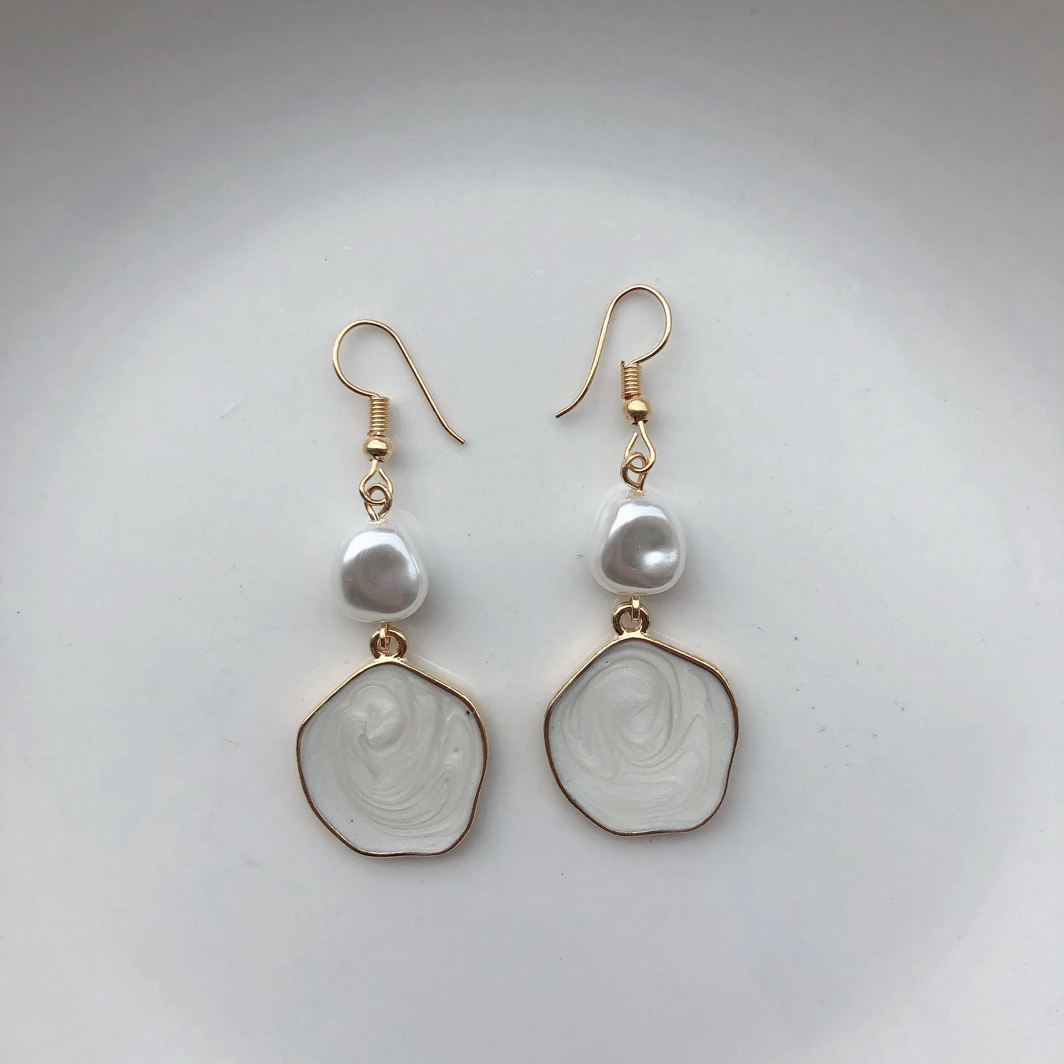 Fashionable flash pink color geometry drops oil pearl earring hook female earring temperament is contracted
Fashionable flash pink color geometry drops oil pearl earring hook female earring temperament is contracted