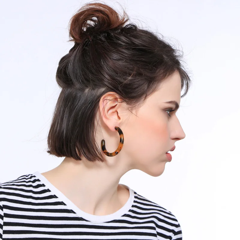 Oversize Acrylic Resin Leopard Print Round C Shape Earrings for Women Brincos Fashion Tortoiseshell Hoop Earring Elegant Jewelry
Oversize Acrylic Resin Leopard Print Round C Shape Earrings for Women Brincos Fashion Tortoiseshell Hoop Earring Elegant Jewelry