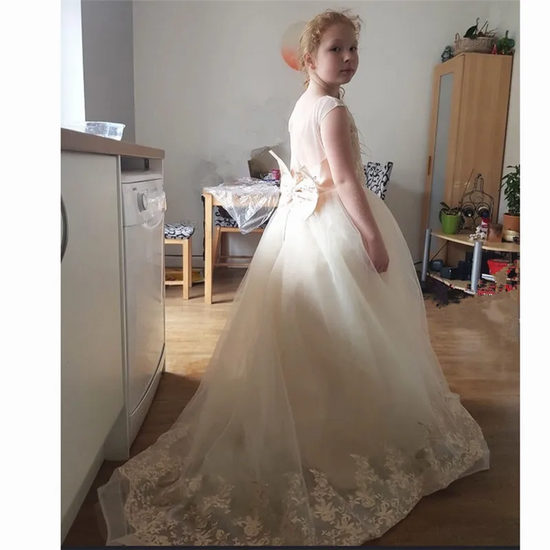 New Arrival Lovely Girls Lace Appliques Cap Sleeve Ball Gowns Elagant Wedding Flower Girls First Communion Dresses Princess Gown
New Arrival Lovely Girls Lace Appliques Cap Sleeve Ball Gowns Elagant Wedding Flower Girls First Communion Dresses Princess Gown