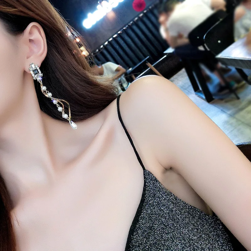 European and American Fashion Jewelry Imitation Pearl Twisted Earrings Women Exaggerated Geometric Zircon Earrings
European and American Fashion Jewelry Imitation Pearl Twisted Earrings Women Exaggerated Geometric Zircon Earrings