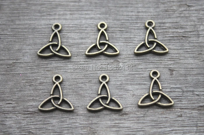 35pcs--Celtic Knot Charms ,Antique bronze 2 Sided Celtic Knot charm pendants, Celtic Triquetra Knot, Trinity Knot 14x15mm
35pcs--Celtic Knot Charms ,Antique bronze 2 Sided Celtic Knot charm pendants, Celtic Triquetra Knot, Trinity Knot 14x15mm
