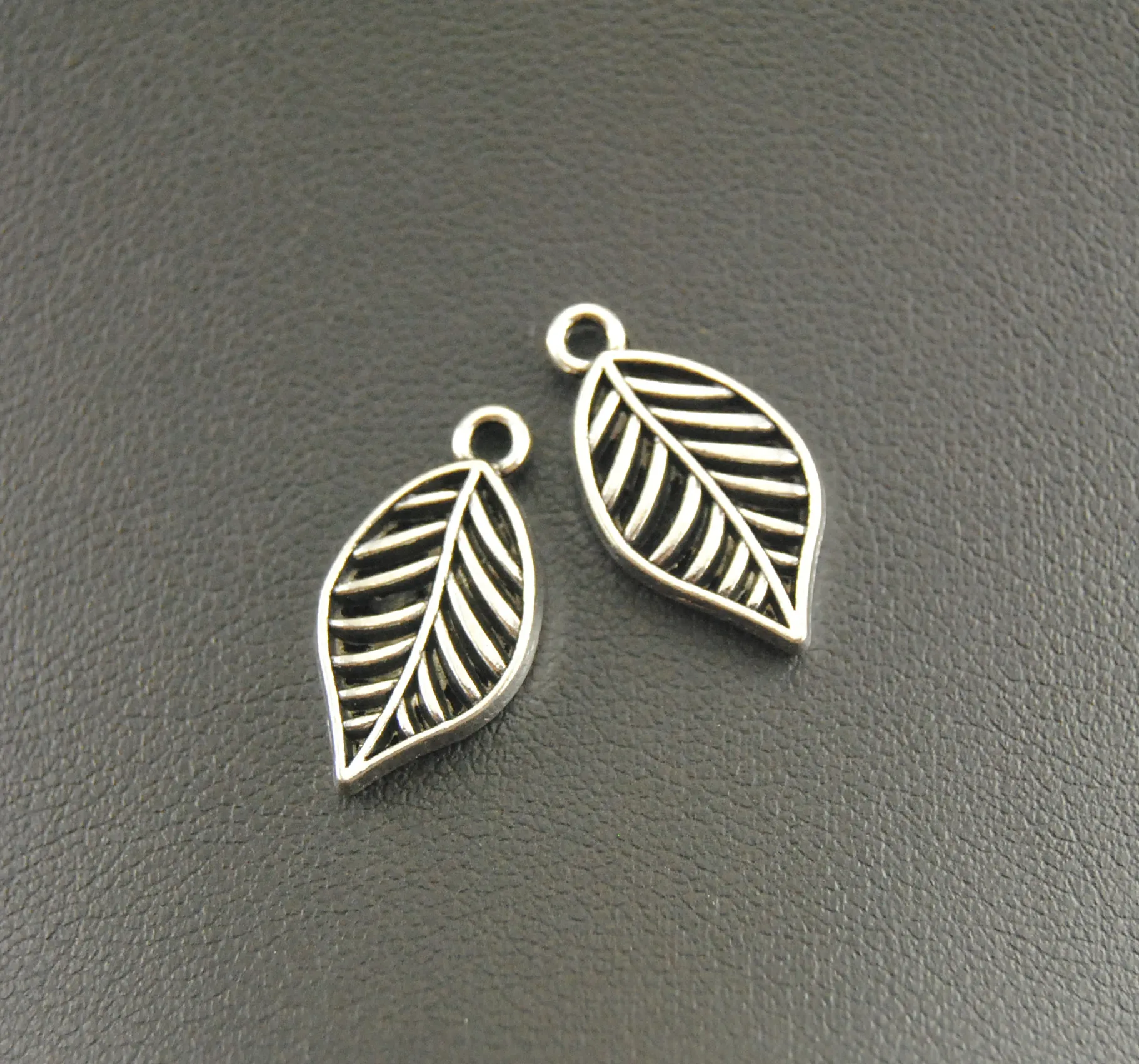 30 pcs Antique Silver Filigree leaf Charms DIY Jewelry Making Pendant Charm 20x10mm A945
30 pcs Antique Silver Filigree leaf Charms DIY Jewelry Making Pendant Charm 20x10mm A945