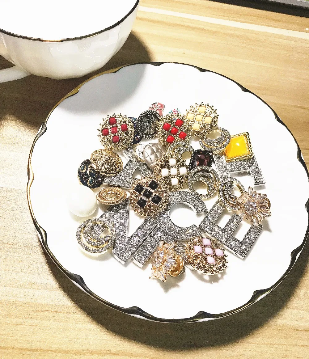 New arrival crystal metal buttons for cloth,coat,sweater,skirt,dress DIY material 5 pieces a lot
New arrival crystal metal buttons for cloth,coat,sweater,skirt,dress DIY material 5 pieces a lot