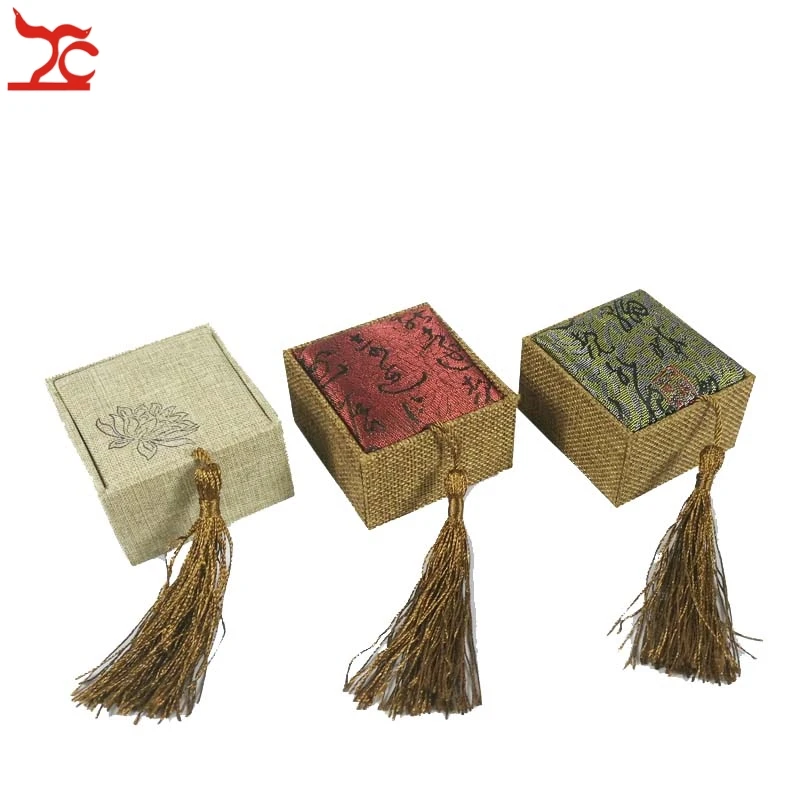 Luxury Tassel Linen Ring Storage Box Rectangular Retro Flax Screen Calligraphy Lotus Ring Organizer Display Gift Box 6.5*6*4cm
Luxury Tassel Linen Ring Storage Box Rectangular Retro Flax Screen Calligraphy Lotus Ring Organizer Display Gift Box 6.5*6*4cm