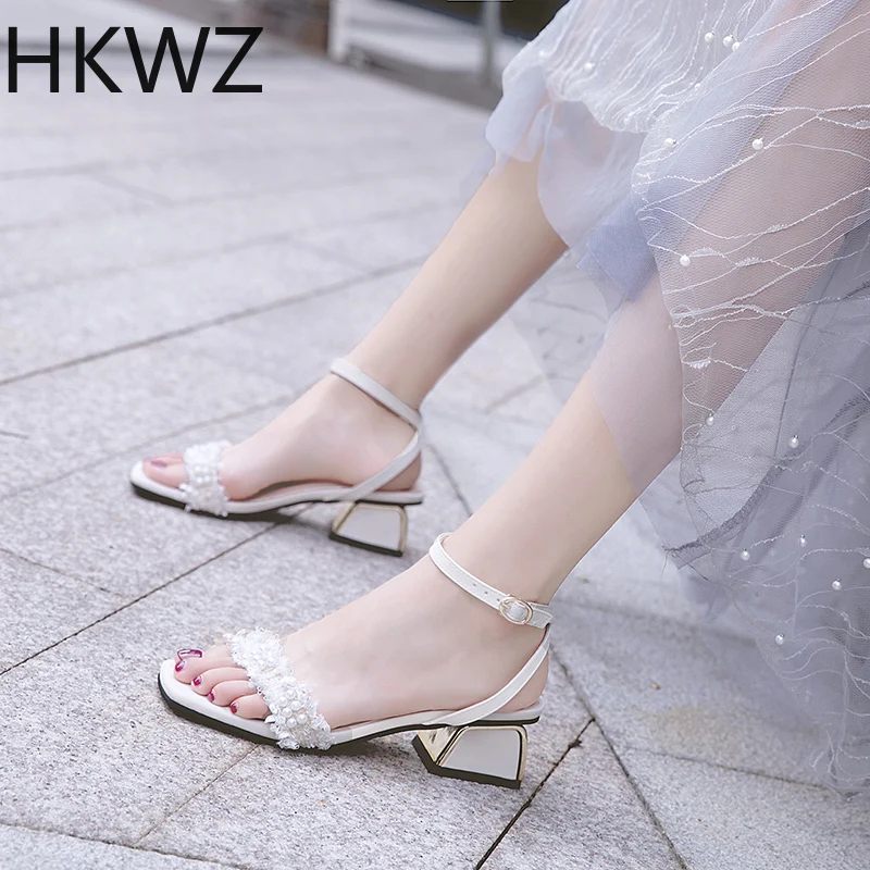 HKWZ new square head fashion pearl buckle high heel sandals buty damskie letnie sandale plateforme femme sandalias de mujer
HKWZ new square head fashion pearl buckle high heel sandals buty damskie letnie sandale plateforme femme sandalias de mujer