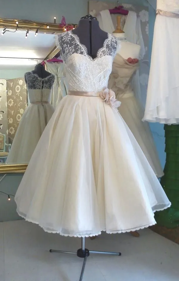 Plus size Custom Size White Ivory New Tea Length V Neck Short Lace White/Ivory Wedding dress Bridal Gown Vestido de curto
Plus size Custom Size White Ivory New Tea Length V Neck Short Lace White/Ivory Wedding dress Bridal Gown Vestido de curto