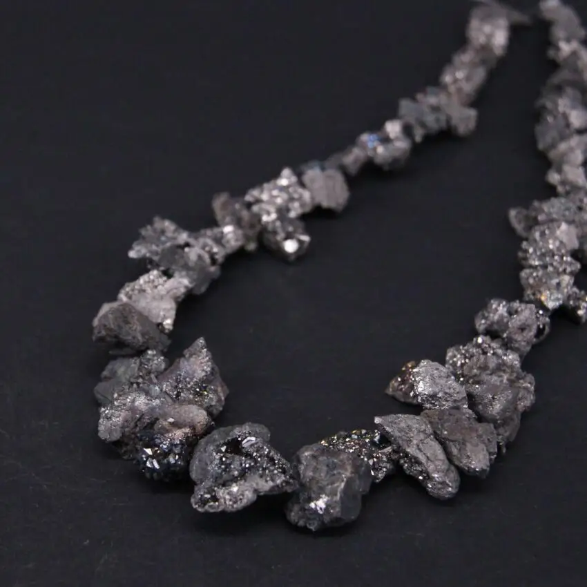 15.5"strand Gun Black Titanium Natural Quartz Geode Drusy Rough Nugget Loose Beads,Raw Crystal Agates Druzy Chip Pendant Jewelry
15.5"strand Gun Black Titanium Natural Quartz Geode Drusy Rough Nugget Loose Beads,Raw Crystal Agates Druzy Chip Pendant Jewelry