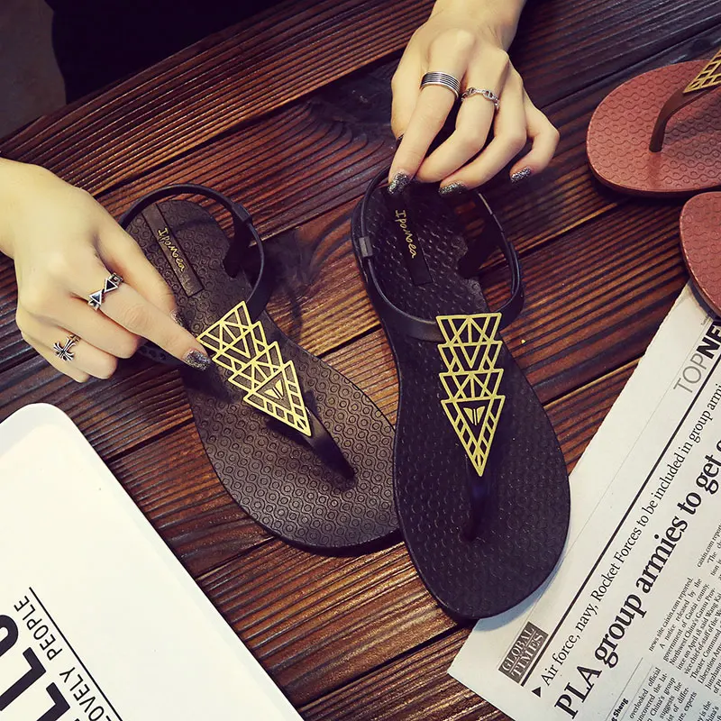 Female Summer 2018 New Anti-slip Flat Bottom Character Drag-and-drop Beach Outside Wearing Sandals
Female Summer 2018 New Anti-slip Flat Bottom Character Drag-and-drop Beach Outside Wearing Sandals