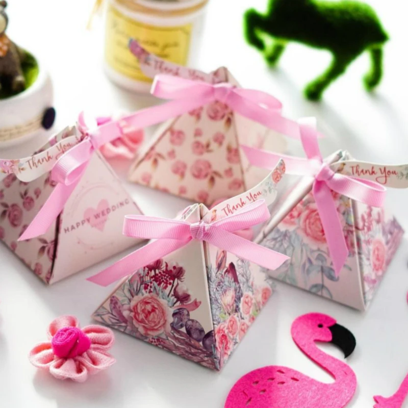 100pcs Wedding Favors New Triangular Pyramid Pink Rose Happy Wedding Candy Boxes with thank you tags Bomboniera Party Gift Box
100pcs Wedding Favors New Triangular Pyramid Pink Rose Happy Wedding Candy Boxes with thank you tags Bomboniera Party Gift Box