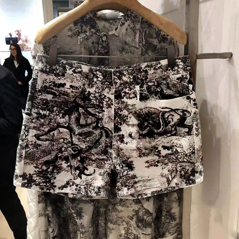 Designer Luxury Brand Shorts for Women Forest Animal Ink Printed High Denim Shorts
Designer Luxury Brand Shorts for Women Forest Animal Ink Printed High Denim Shorts