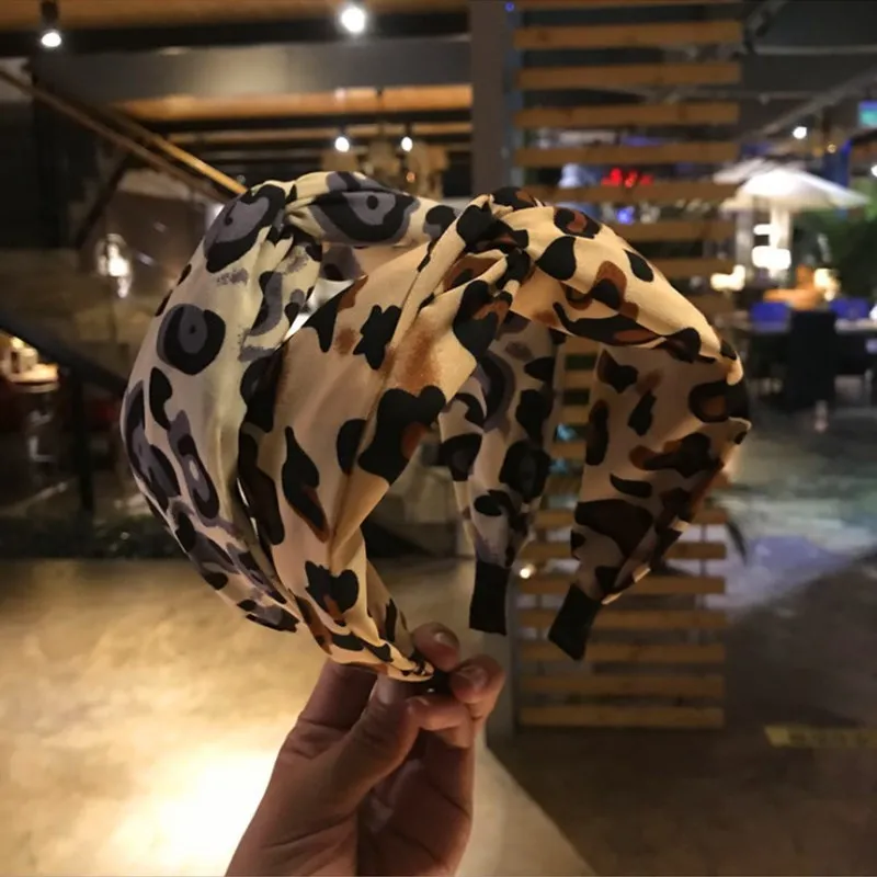 Fashion hair accessories women's contrast color leopard headband middle cross knotted wide-brimmed headband wild hair band girl
Fashion hair accessories women's contrast color leopard headband middle cross knotted wide-brimmed headband wild hair band girl