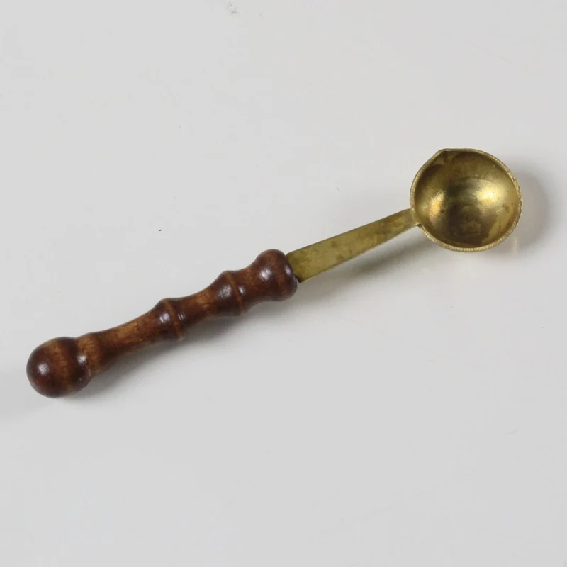 Creative Vintage Wooden Handle Spoon Retro Wax Stamp Accessory Special Wax Sealing Melting Spoon for Wax Accessories Decoration
Creative Vintage Wooden Handle Spoon Retro Wax Stamp Accessory Special Wax Sealing Melting Spoon for Wax Accessories Decoration