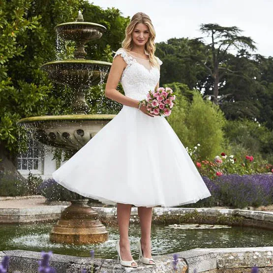 Knee Length Princess Wedding Dress Lace Appliques Sheer Scoop Cap Sleeve Illusion Back Vestidos De Noiva Tulle Train Bride Dress
Knee Length Princess Wedding Dress Lace Appliques Sheer Scoop Cap Sleeve Illusion Back Vestidos De Noiva Tulle Train Bride Dress