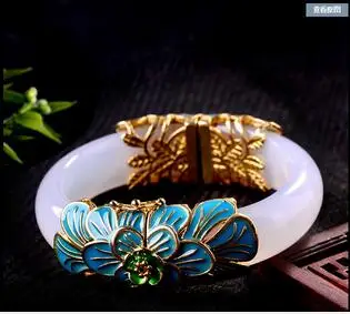 Exquisite bracelet Red with white hollow out cloisonne painting style bracelet More style can choose charm female style
Exquisite bracelet Red with white hollow out cloisonne painting style bracelet More style can choose charm female style