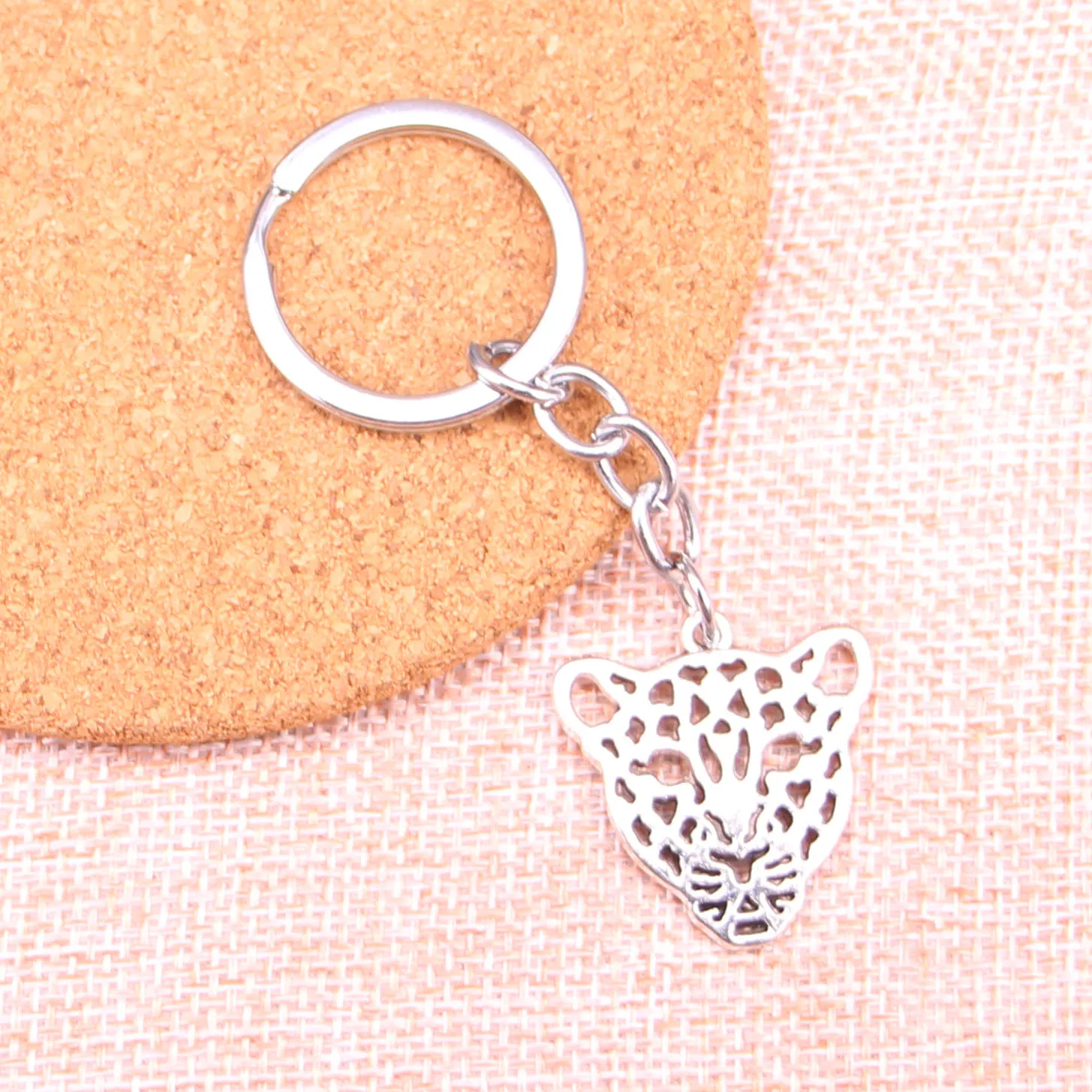 Car Key Ring Pendant Silver Color Metal Key Chains Accessory Wholesale,Vintage hollow leopard head Keychain
Car Key Ring Pendant Silver Color Metal Key Chains Accessory Wholesale,Vintage hollow leopard head Keychain