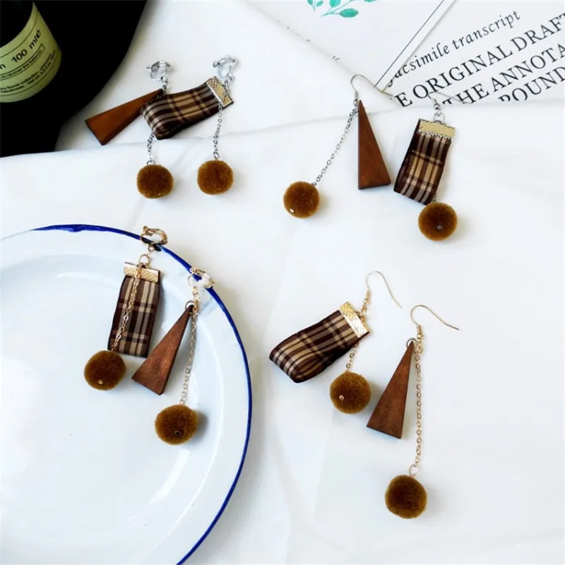 Korean Retro Triangle Logs Asymmetric Personality Creative Fur Ball Houndstooth Earrings Ear Clip Female Trendy Jewelry Gift
Korean Retro Triangle Logs Asymmetric Personality Creative Fur Ball Houndstooth Earrings Ear Clip Female Trendy Jewelry Gift