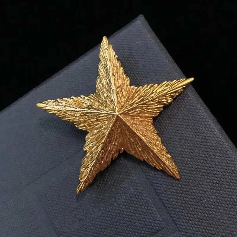 Contracted and the atmosphere of the fashion star brooch
