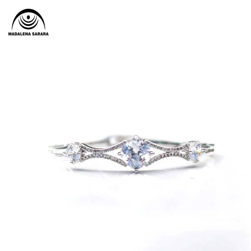 MADALENA SARARA AAAA Cubic Zirconia Pave Setting Girl's Bangle Three Stones Design Personality Two Colors Options
MADALENA SARARA AAAA Cubic Zirconia Pave Setting Girl's Bangle Three Stones Design Personality Two Colors Options