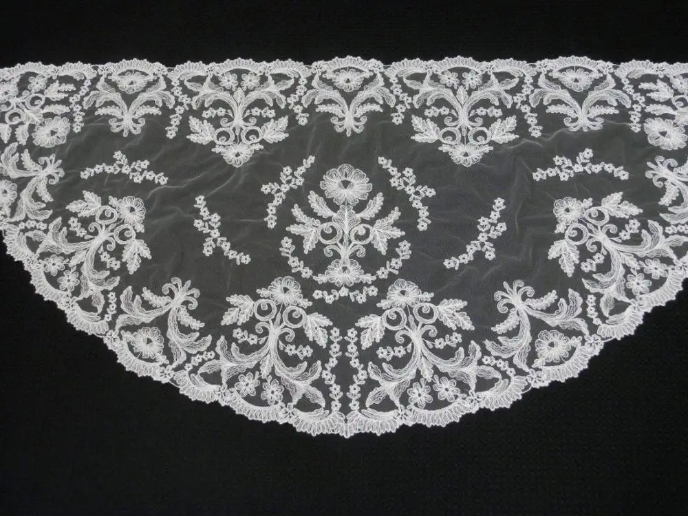 Smaller size 115*60cm half moon embroidery lace mantilla Spanish Lace Mantilla Catholic Veil
Smaller size 115*60cm half moon embroidery lace mantilla Spanish Lace Mantilla Catholic Veil