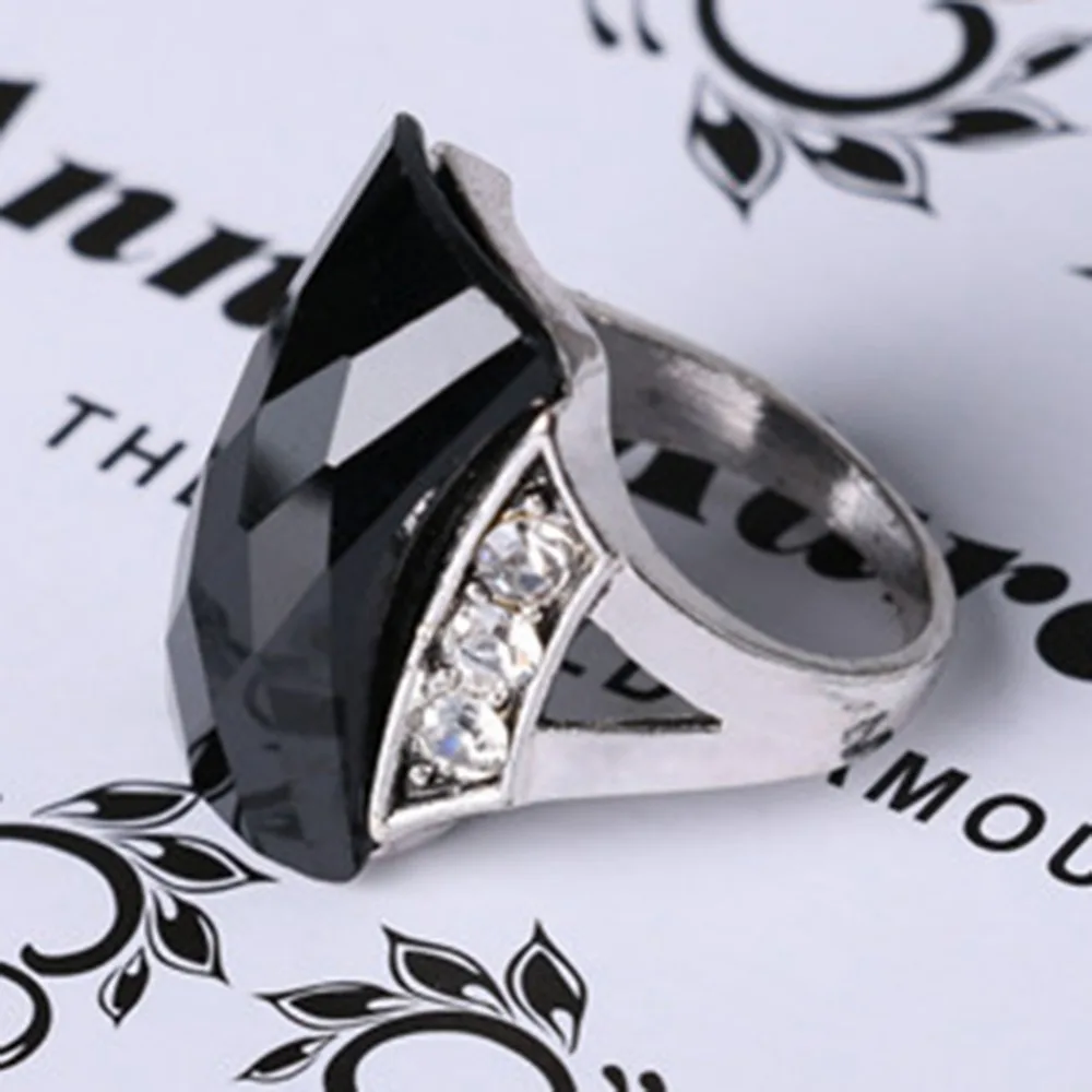 Vintage Black Color Rhinestone Ring 17,18,19,20 Size For Ladies Women Elegant Jewelry Accessories Bague Femme
Vintage Black Color Rhinestone Ring 17,18,19,20 Size For Ladies Women Elegant Jewelry Accessories Bague Femme
