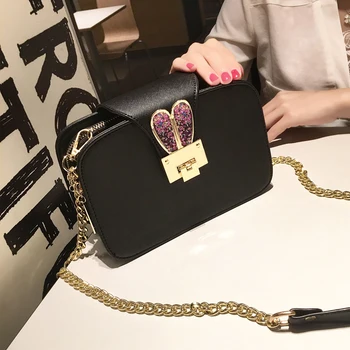 In the summer of 2020 new fashion handbags ear clip chain custom adorable Crossbody Bag bag and small bag
In the summer of 2020 new fashion handbags ear clip chain custom adorable Crossbody Bag bag and small bag