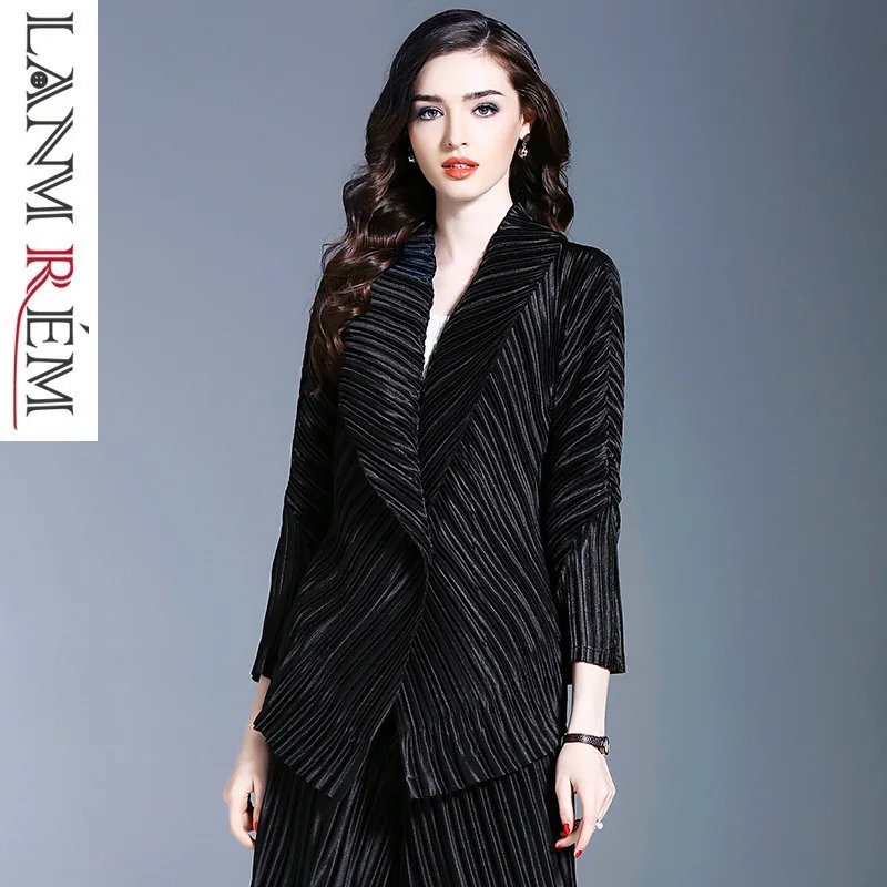 LANMREM 2019 New Fashion Pleated Lapel Cardigan Jacket Female's Personality High Quality Three Quarter Sleeve Coat Vestido YF548
LANMREM 2019 New Fashion Pleated Lapel Cardigan Jacket Female's Personality High Quality Three Quarter Sleeve Coat Vestido YF548
