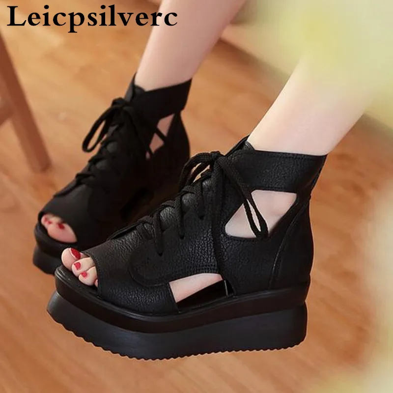 In summer the new student muffin and the bottomed water table are covered with hollow slopes and flat bottomed women sandals
In summer the new student muffin and the bottomed water table are covered with hollow slopes and flat bottomed women sandals