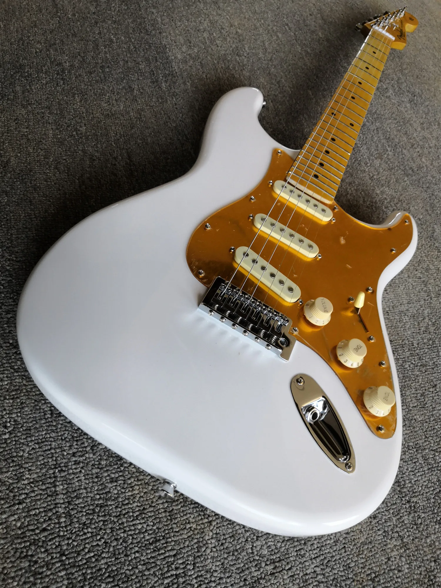High Quality White str Guitar with Yellow Pickguard,SSS Pickups,Chrome Hardwares,customized!S-40
High Quality White str Guitar with Yellow Pickguard,SSS Pickups,Chrome Hardwares,customized!S-40