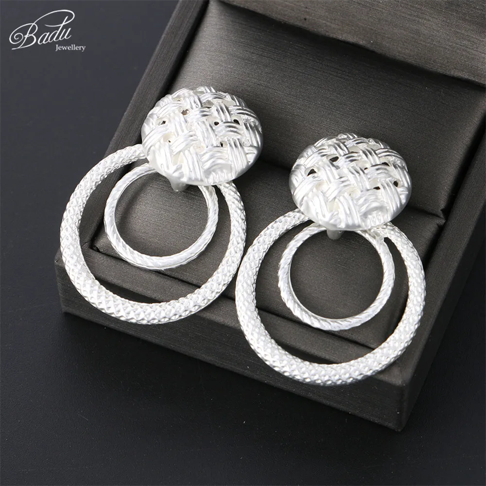 Badu Silver/Gold Zinc Alloy Earrings for Women Hollowing Round Pendant Dangle Drop Earring Fashion Jewelry Wholesale
Badu Silver/Gold Zinc Alloy Earrings for Women Hollowing Round Pendant Dangle Drop Earring Fashion Jewelry Wholesale