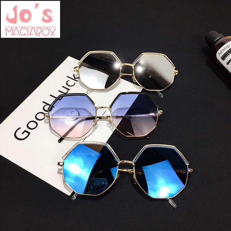 2018 New Style Fashion Eyewear Big Glasses Retro Sunglasses Metal Reflective Flat Lens Sun Glasses Female UV Protection Eyewear
2018 New Style Fashion Eyewear Big Glasses Retro Sunglasses Metal Reflective Flat Lens Sun Glasses Female UV Protection Eyewear