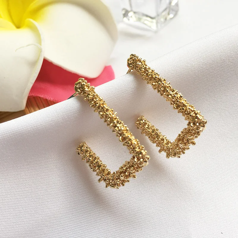 Fashion Geometric Frosted Metal CC Stud Earring for Women Trendy Gold Silver Color Ear Studs Wholesale 2018 Brincos Jewellery
Fashion Geometric Frosted Metal CC Stud Earring for Women Trendy Gold Silver Color Ear Studs Wholesale 2018 Brincos Jewellery